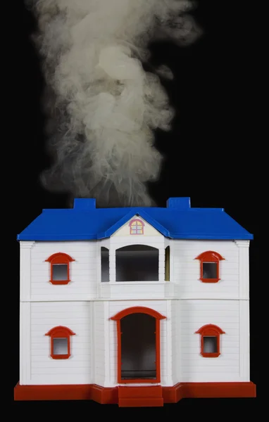 Dym wychodzi z domu modelu — Zdjęcie stockowe