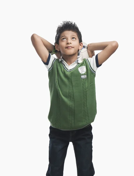 Niño sosteniendo una pelota de fútbol y pensando — Foto de Stock