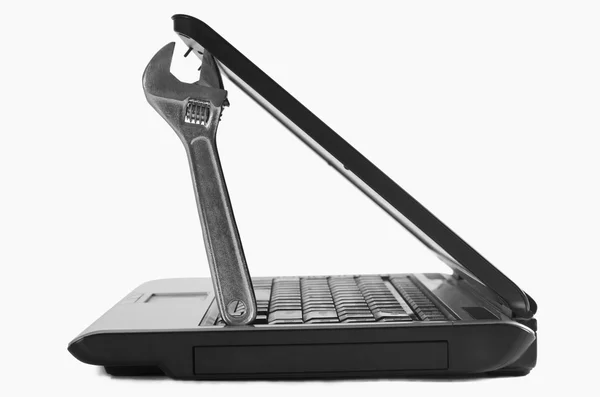 Laptop met een spanner — Stockfoto