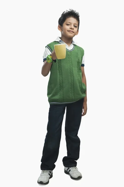 Мальчик пьет горячий шоколад — стоковое фото