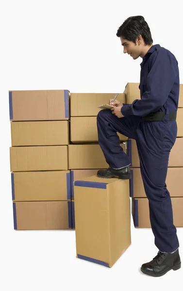 Store manager checking inventory — Stock Photo, Image