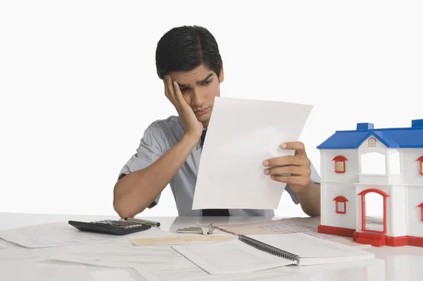 Agent immobilier lisant un document — Photo