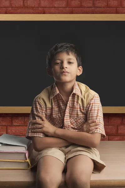 Garçon imitant un enseignant dans une salle de classe — Photo