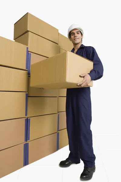 Store manager carrying a cardboard box — Stock Photo, Image