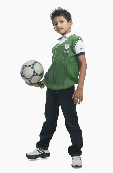 Niño sosteniendo una pelota de fútbol — Foto de Stock