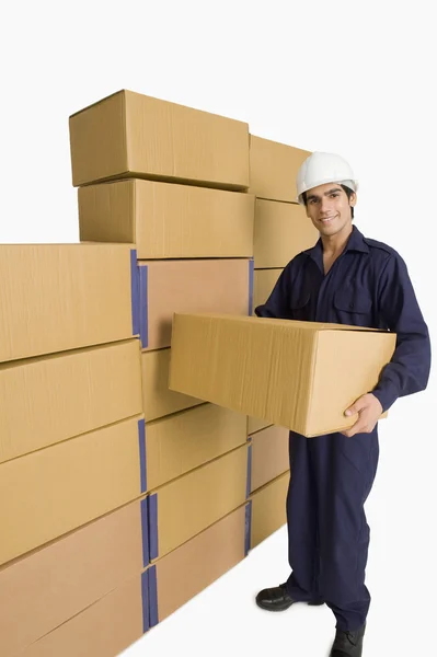 Store manager carrying a cardboard box — Stock Photo, Image