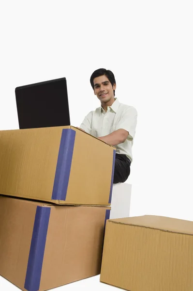 Store manager using a laptop — Stock Photo, Image