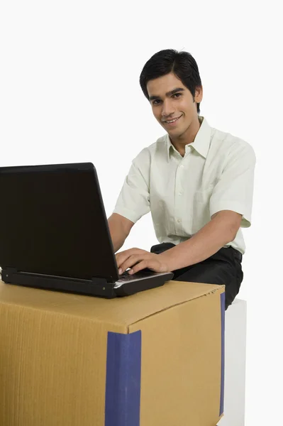 Store manager using a laptop — Stock Photo, Image