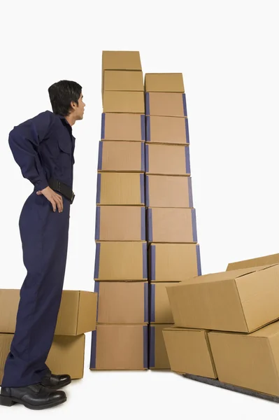 Store manager looking at cardboard boxes — Stock Photo, Image