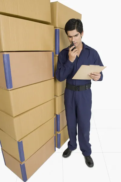 Store manager talking on a walkie-talkie — Stock Photo, Image