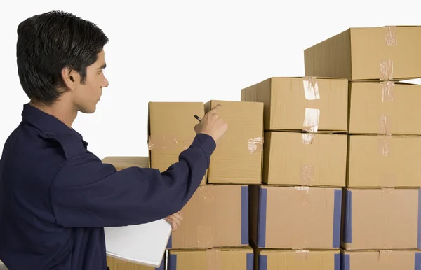Store manager counting cardboard boxes — Stock Photo, Image