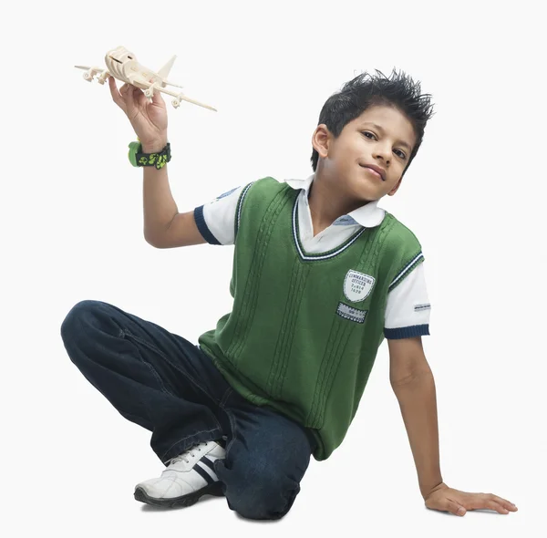 Chico jugando con un avión de juguete — Foto de Stock