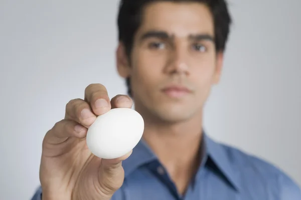 Человек, держащий яйцо — стоковое фото