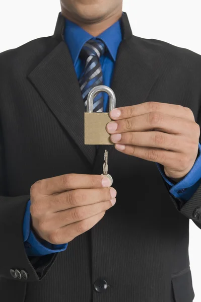 Real estate agent inserting a key in a lock — Stock Photo, Image