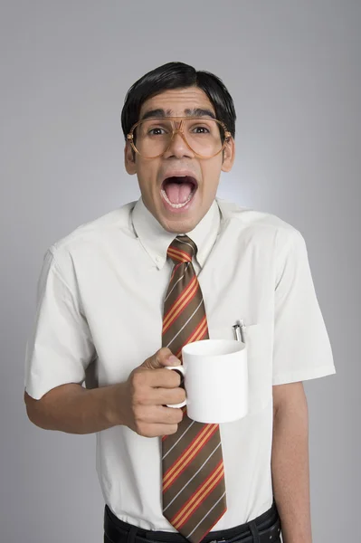 Mężczyzna trzymający filiżankę kawy — Zdjęcie stockowe