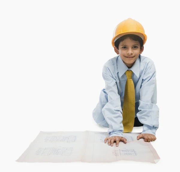 Niño vestido de arquitecto y trabajando en un plano —  Fotos de Stock