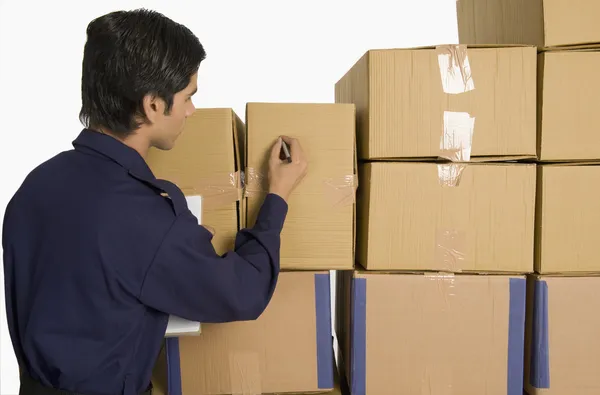 Gerente de loja contando caixas de papelão — Fotografia de Stock