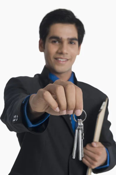 Realitní makléř držící klíče od domu — Stock fotografie