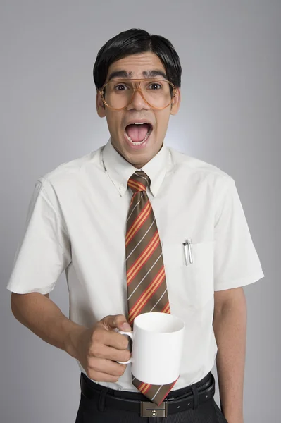 Man met een koffiebeker — Stockfoto