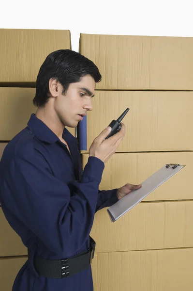 Store manager talking on a walkie-talkie — Stock Photo, Image