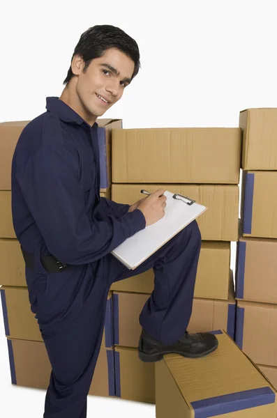 Store manager counting cardboard boxes — Stock Photo, Image