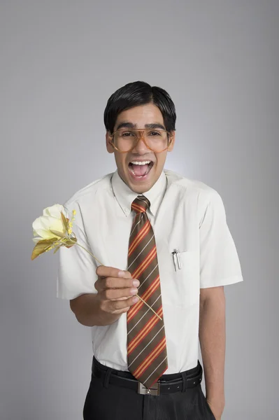 Uomo che tiene un fiore — Foto Stock