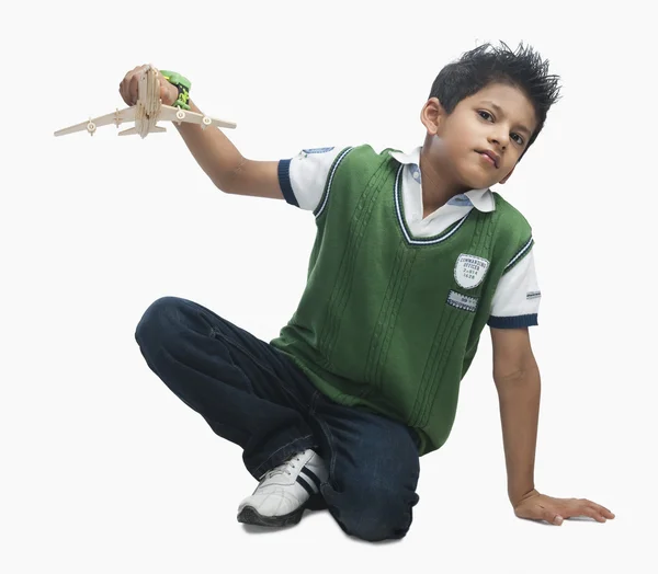 Chłopiec bawiący się zabawkowym samolotem — Zdjęcie stockowe