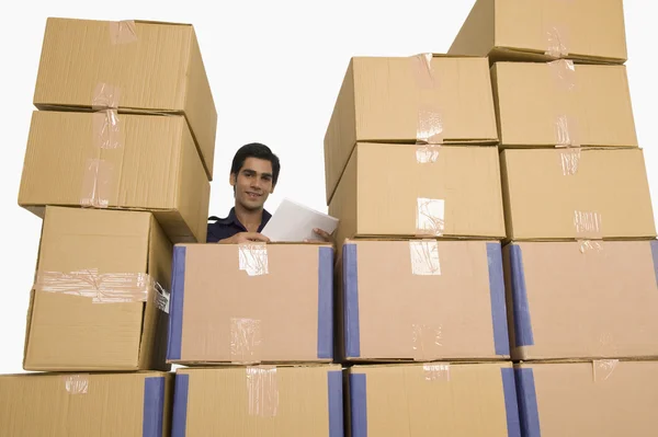 Gerente de loja com caixas de papelão — Fotografia de Stock