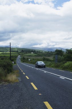 Araba yolda.