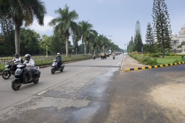 yol kenarında hükümet ile trafik