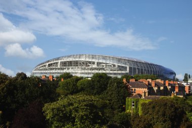 ağaçların önünde aviva stadium