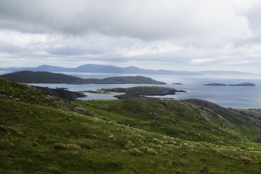 Arka planda dağlar olan göl