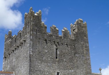 Bir kilisenin düşük açılı görüntüsü