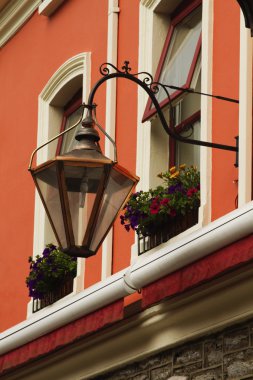 Bir binanın pencereleri