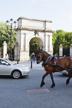 kamu Parkı girişinde bir kemer ile trafik