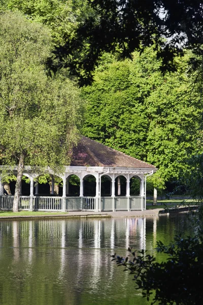 Gazebo in een park — Stockfoto