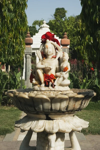 Beelden in de tuin van lakshmi narayan tempel — Stockfoto