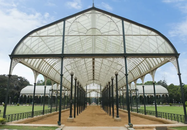 Casa de cristal en un jardín botánico —  Fotos de Stock