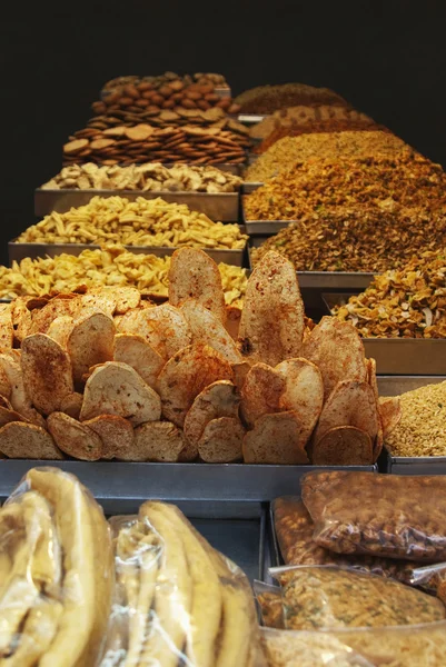 Diverse snacks in een marktkraam — Stockfoto