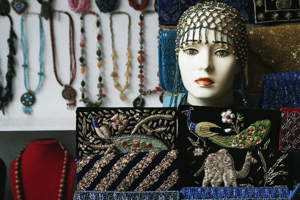 Schaustücke mit Halsketten an einem Marktstand — Stockfoto