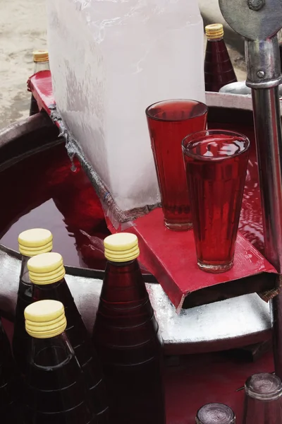 Два стакана напитка в ларьке — стоковое фото