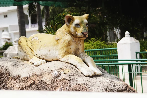 在一个公园的狮子雕像 — 图库照片