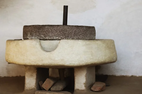 传统的石头磨床、 阿格拉 — 图库照片