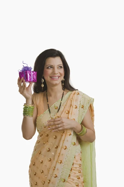 Donna in possesso di regalo Diwali — Foto Stock