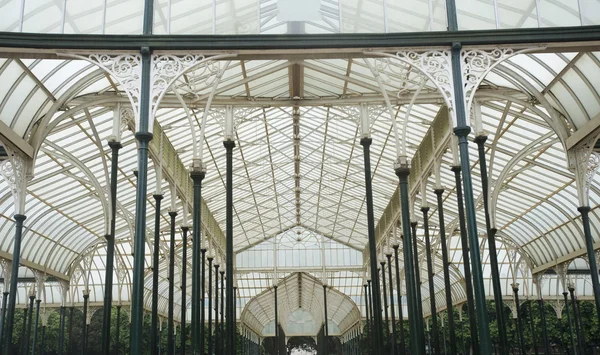 Glazen huis in een botanische tuin — Stockfoto