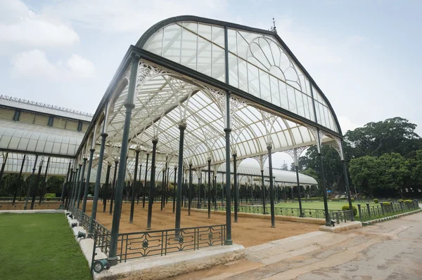 Casa de cristal en un jardín botánico —  Fotos de Stock