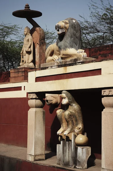 Памятники в храме Лакшми Нараяна — стоковое фото