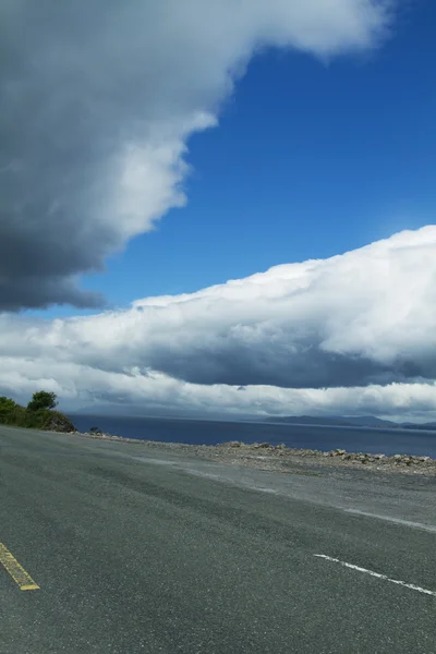 Estrada ao longo de um lago — Fotografia de Stock