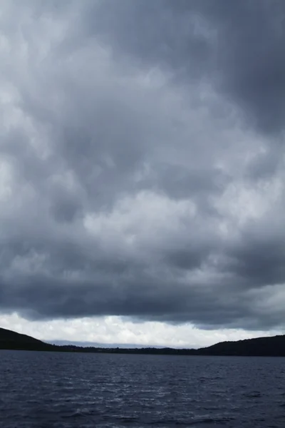 Nubes sobre un lago —  Fotos de Stock