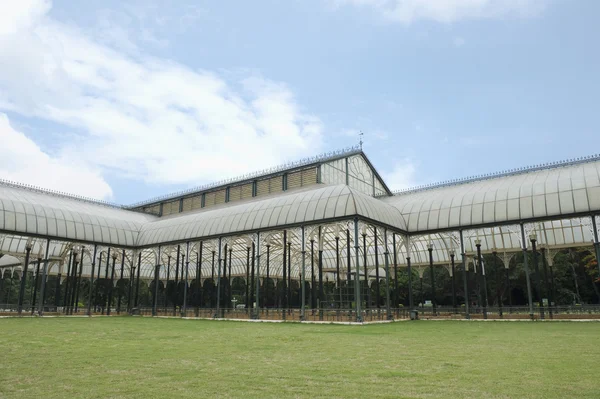Glazen huis in een botanische tuin — Stockfoto